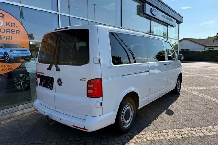 Hvid VW Caravelle fra 2016