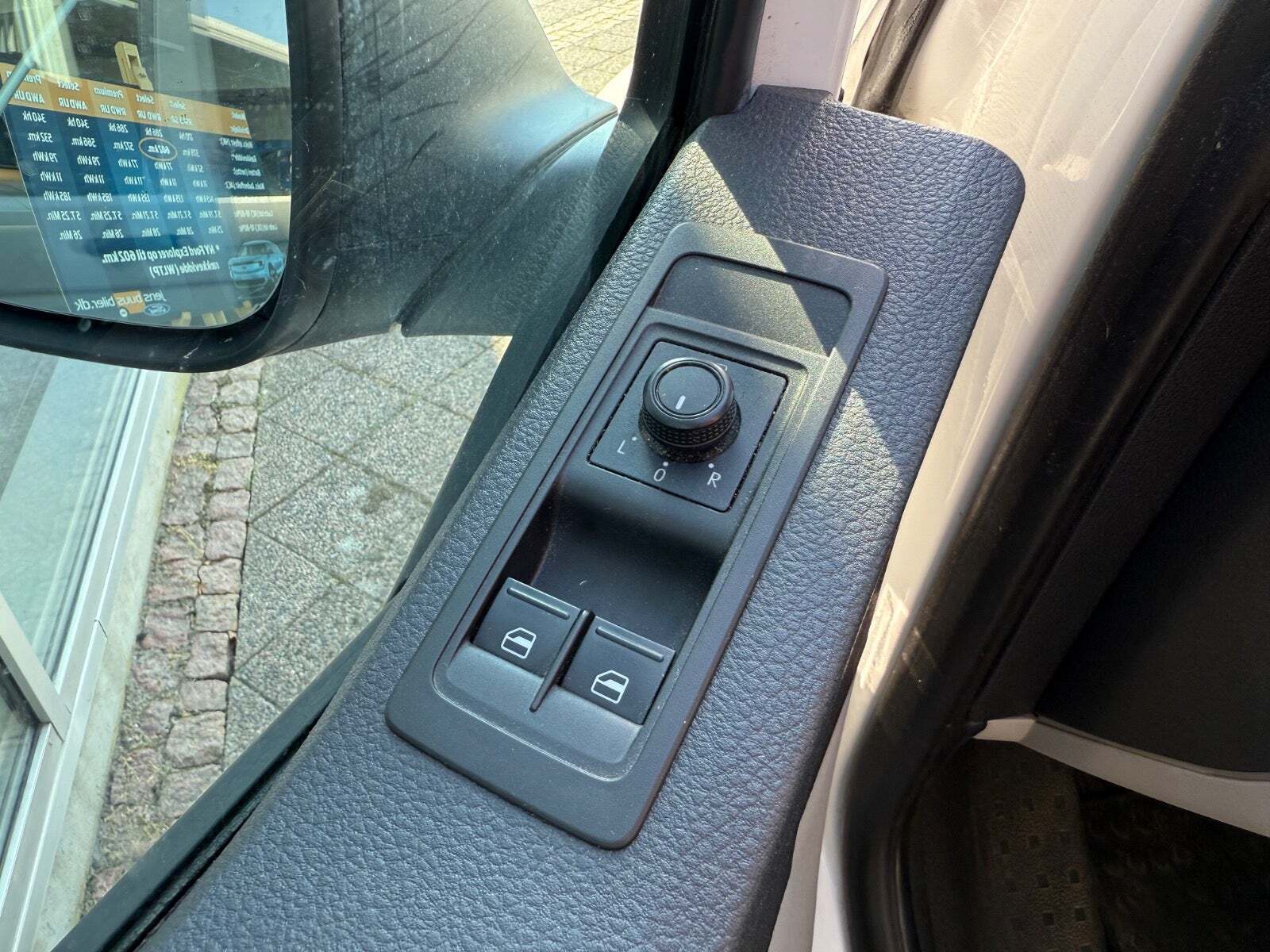 Hvid VW Caravelle fra 2016