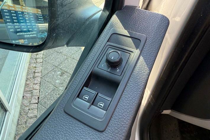 Hvid VW Caravelle fra 2016