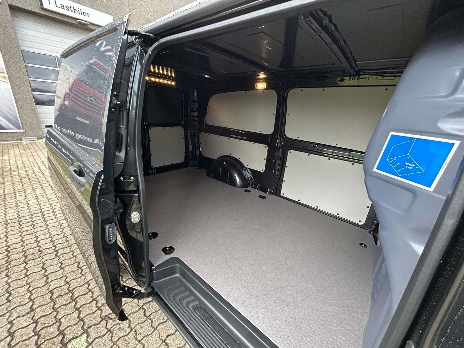 Grå Mercedes Vito 119 fra 2024