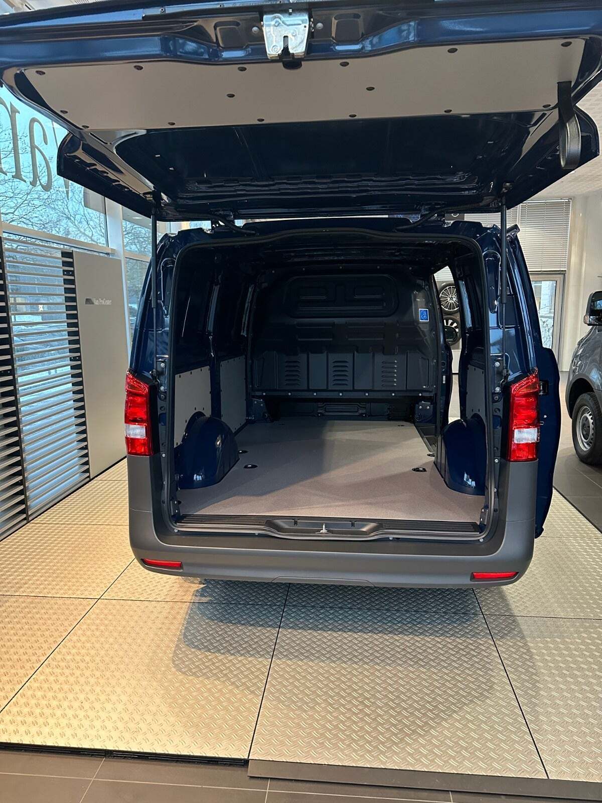 Blå Mercedes Vito 114 fra 2024