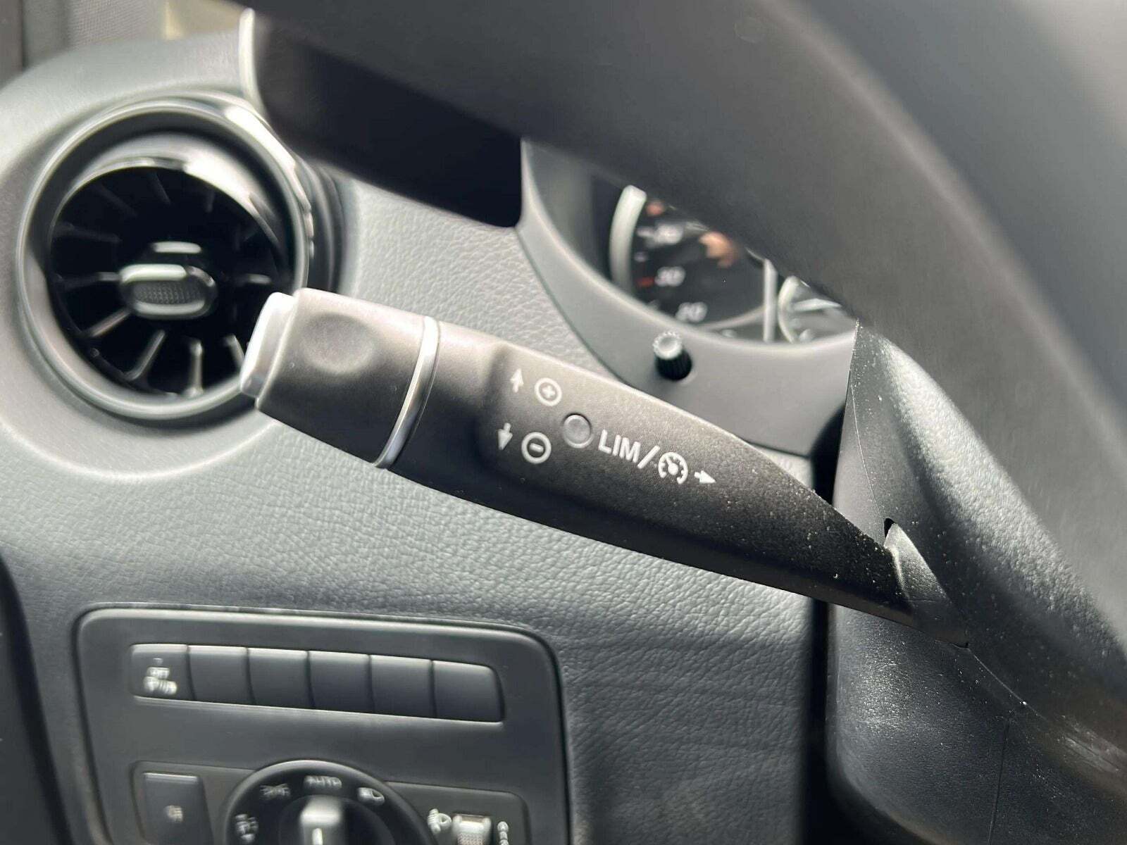 Hvid Mercedes eVito 129 fra 2021