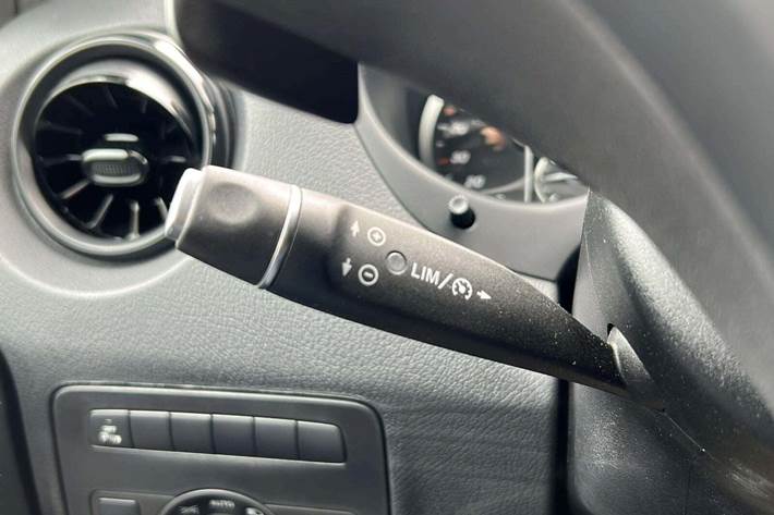 Hvid Mercedes eVito 129 fra 2021