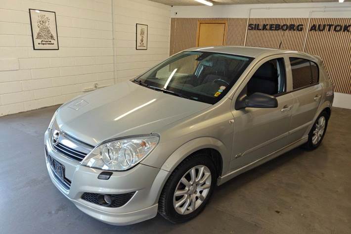 Gul Opel Astra fra 2008 set udefra