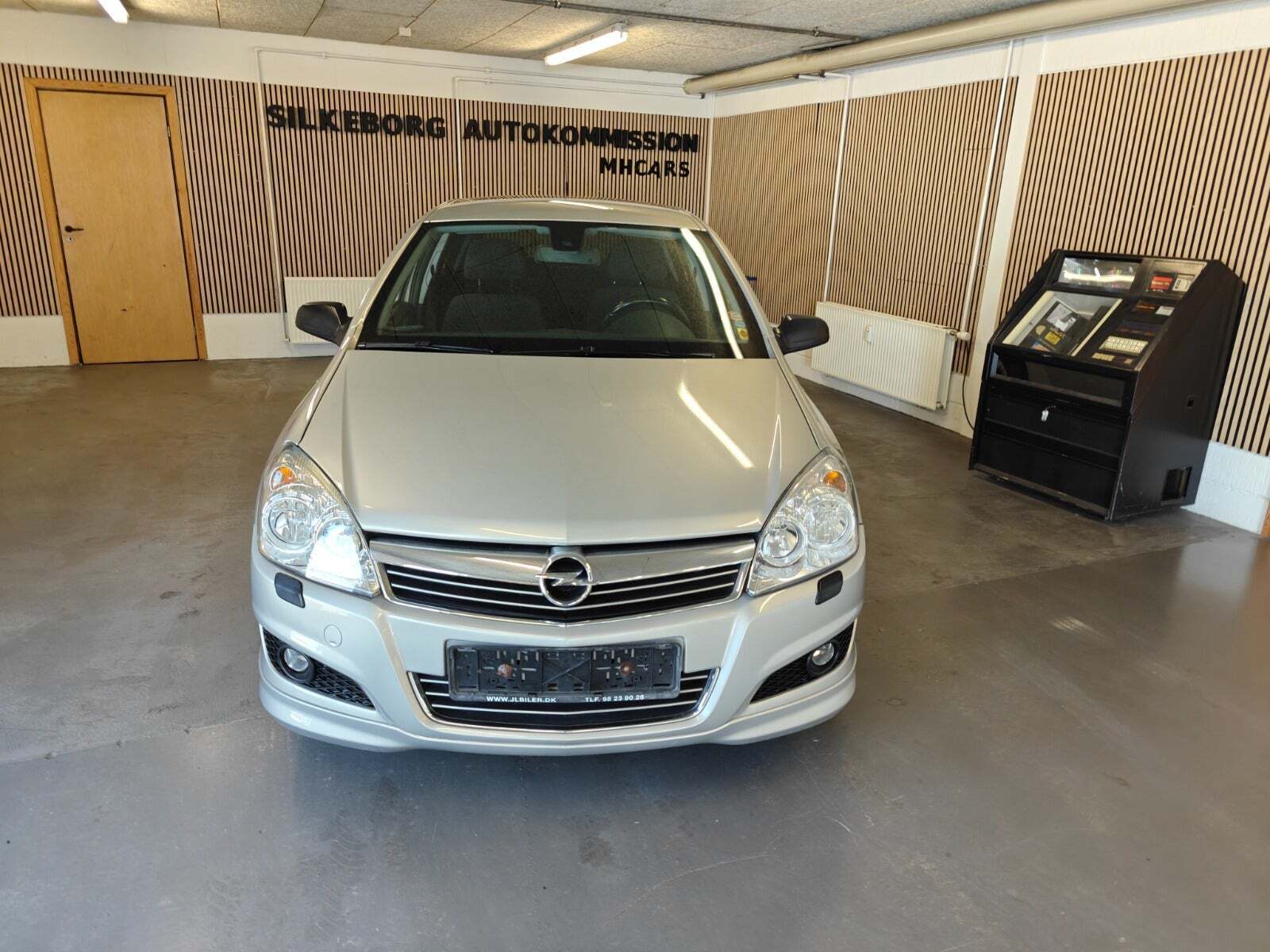 Gul Opel Astra fra 2008