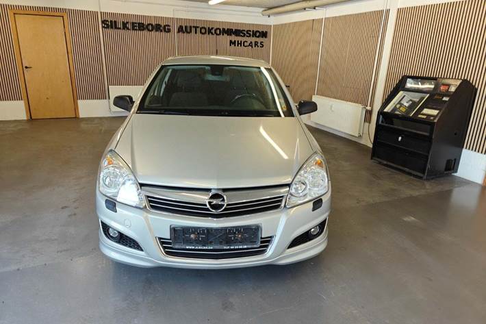 Gul Opel Astra fra 2008