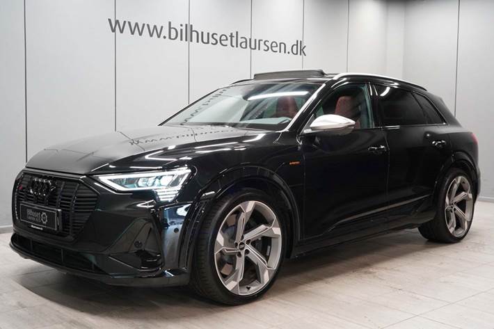 Sort Audi e-tron S fra 2023 set udefra