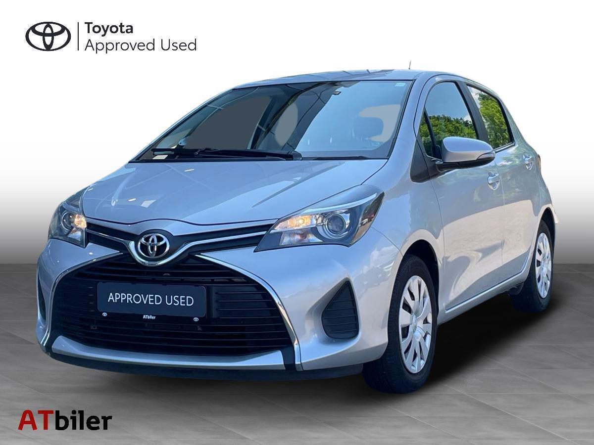 Sølv Toyota Yaris fra 2015 set udefra
