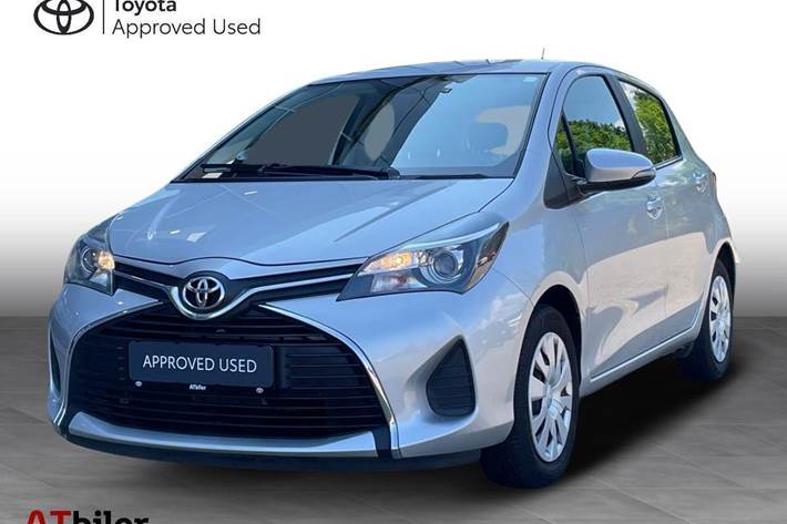 Sølv Toyota Yaris fra 2015 set udefra
