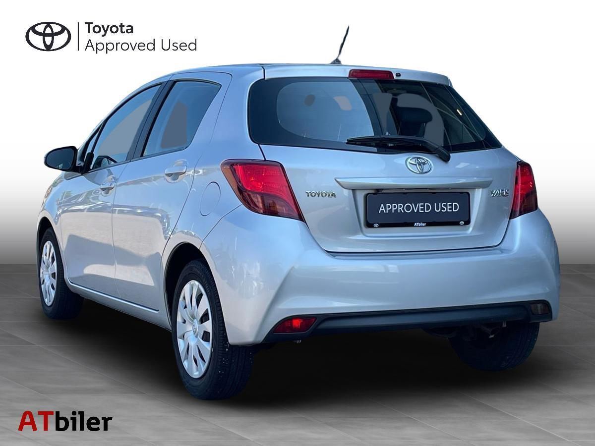 Sølv Toyota Yaris fra 2015