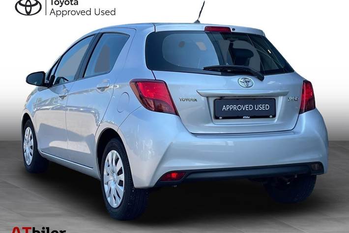 Sølv Toyota Yaris fra 2015