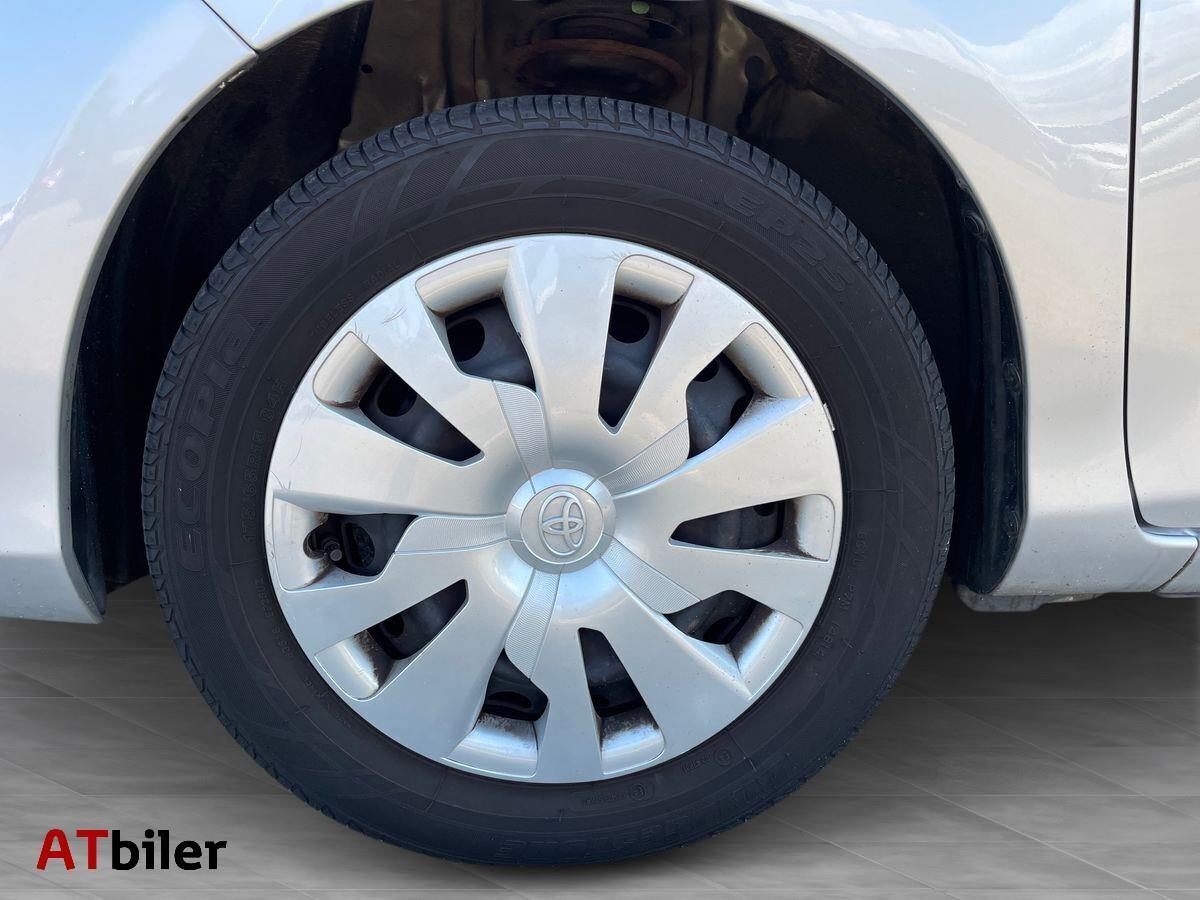 Sølv Toyota Yaris fra 2015