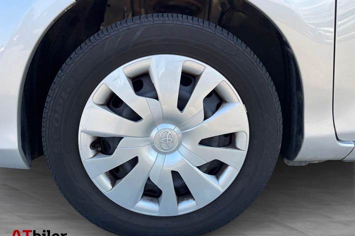 Sølv Toyota Yaris fra 2015