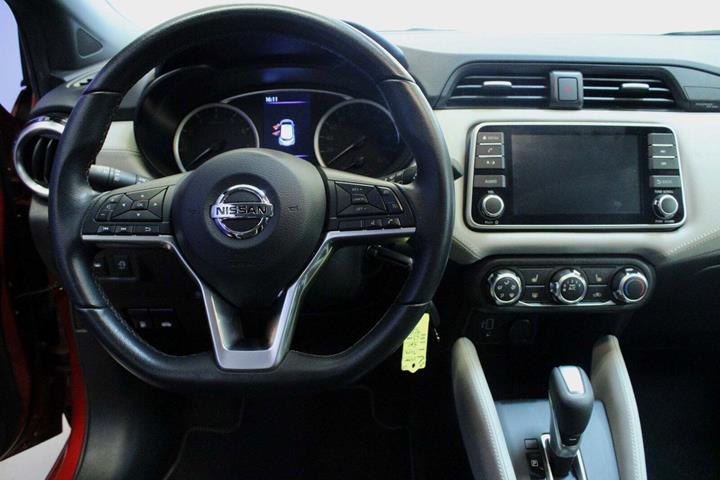 Rød Nissan Micra fra 2021 set indefra