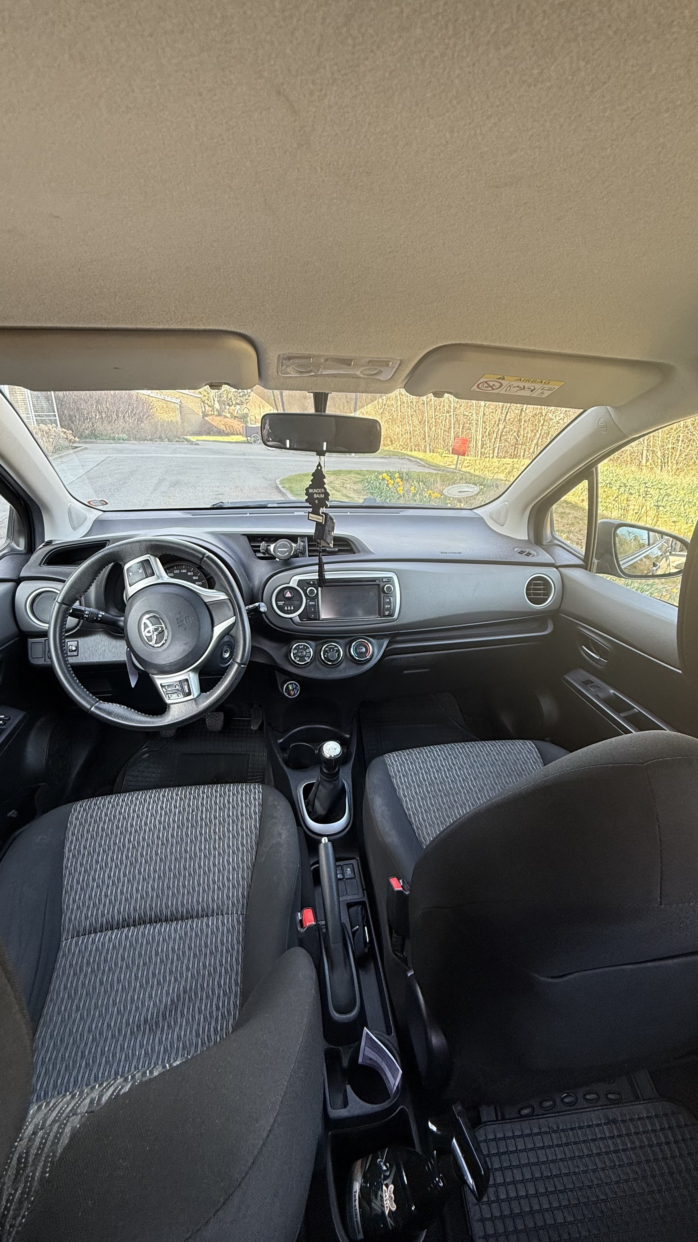 Sort Toyota Yaris fra 2014