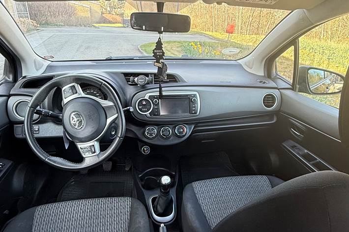 Sort Toyota Yaris fra 2014