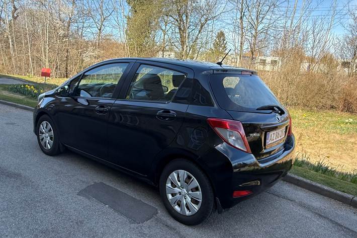 Sort Toyota Yaris fra 2014