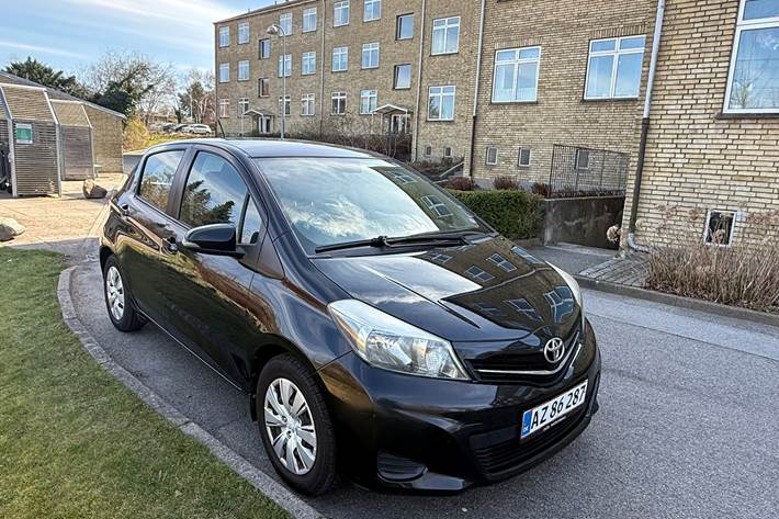 Sort Toyota Yaris fra 2014