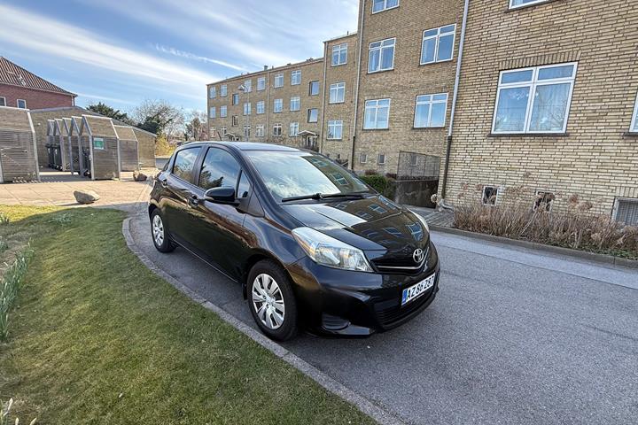 Sort Toyota Yaris fra 2014