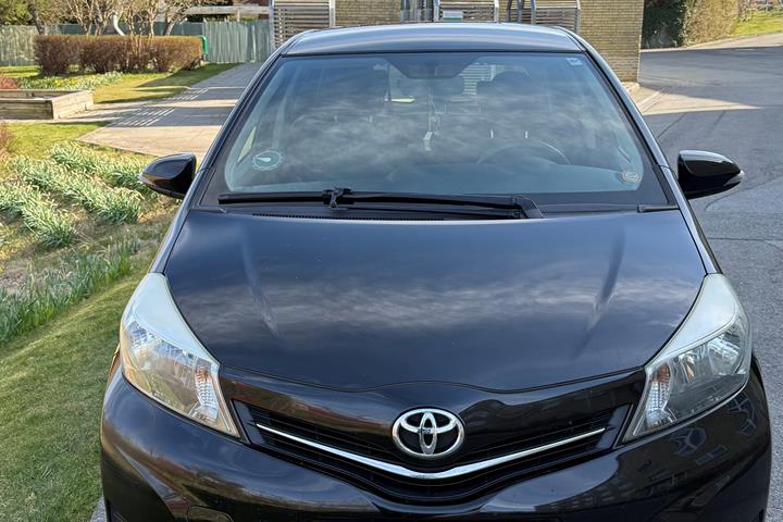 Sort Toyota Yaris fra 2014