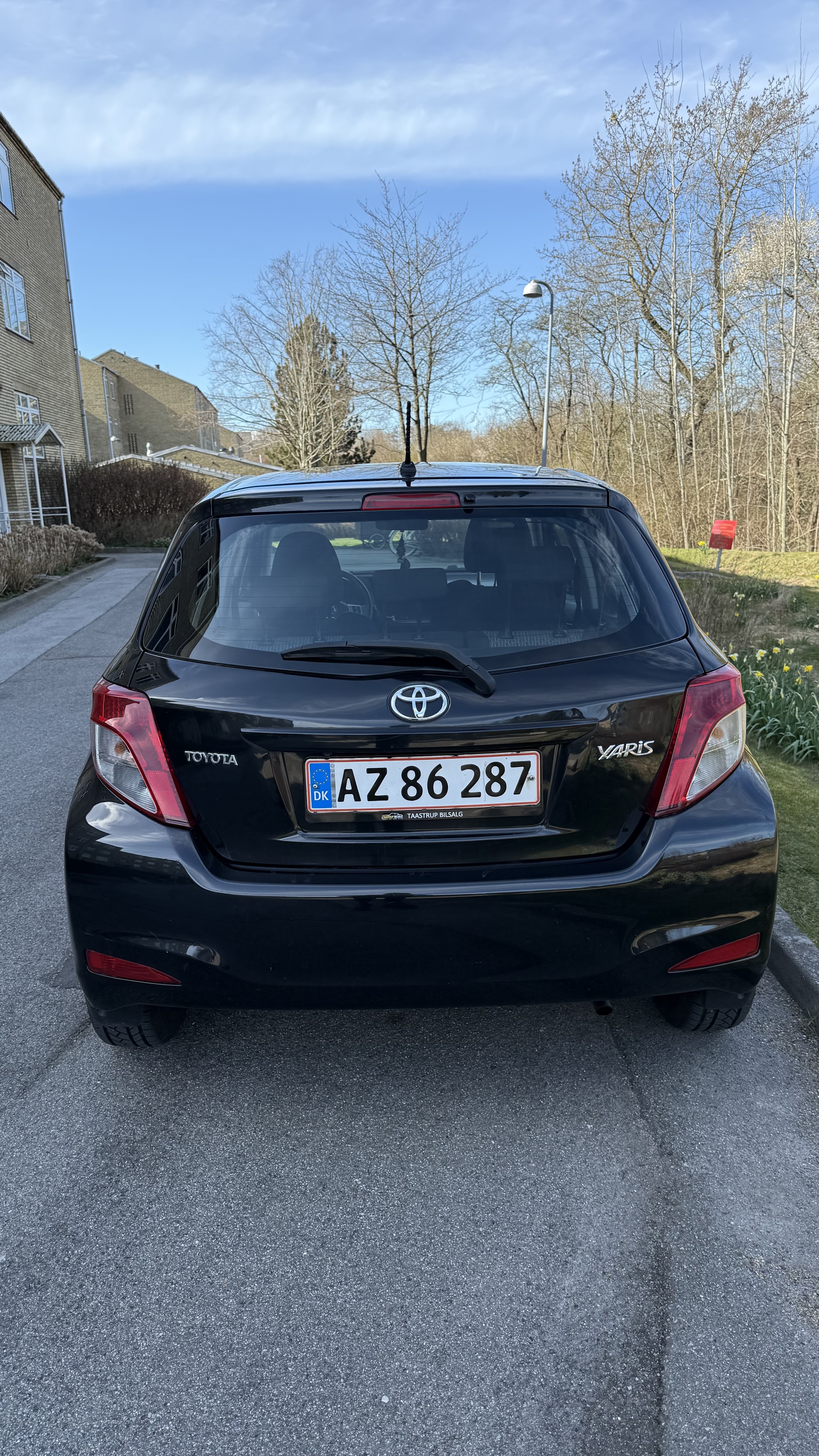 Sort Toyota Yaris fra 2014