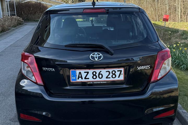 Sort Toyota Yaris fra 2014