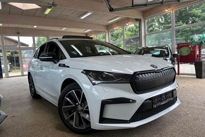 Grøn Skoda Enyaq fra 2021 set udefra