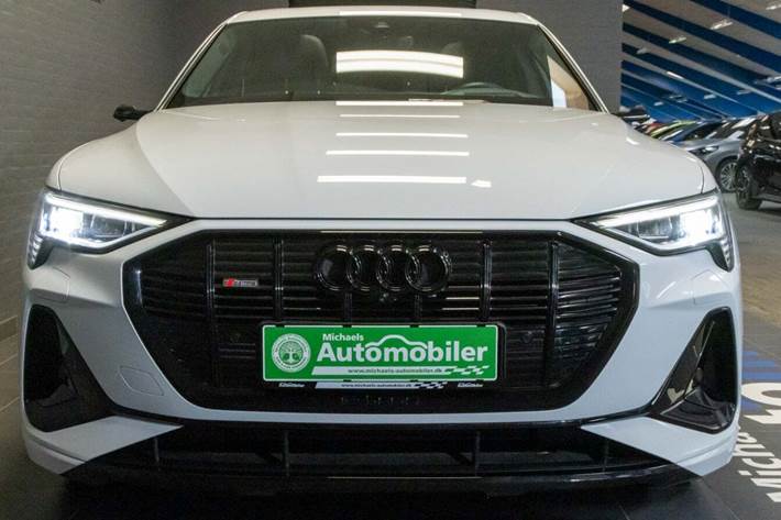 Hvid Audi e-tron fra 2022