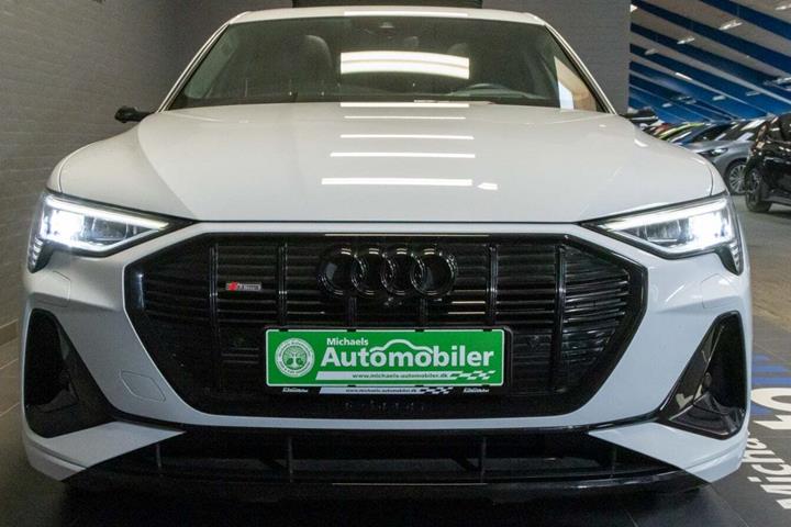 Hvid Audi e-tron fra 2022