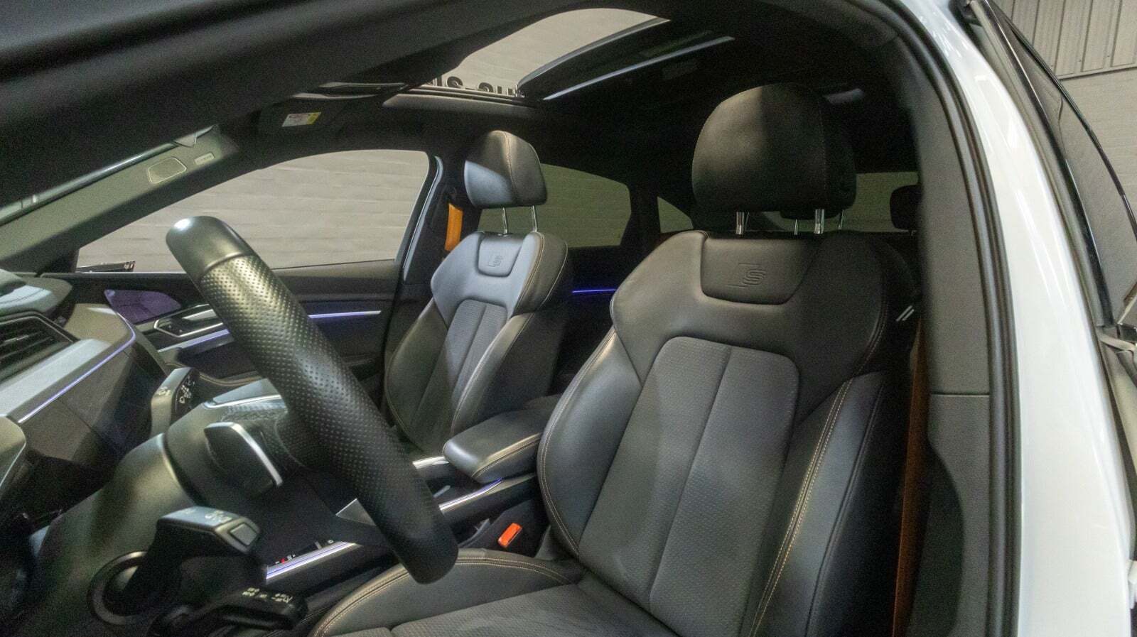 Hvid Audi e-tron fra 2022