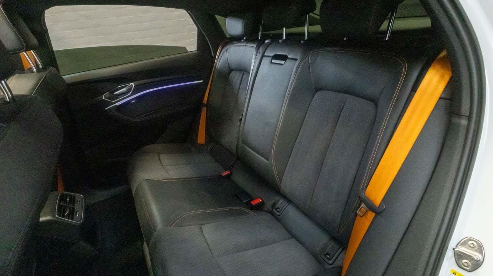 Hvid Audi e-tron fra 2022