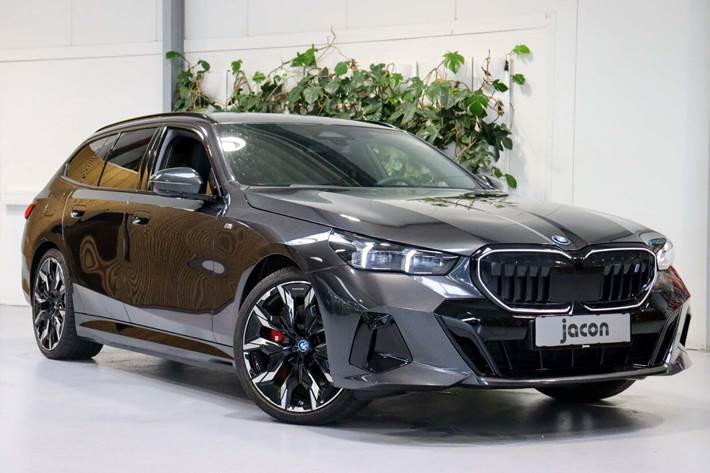 Grå BMW i5 fra 2024