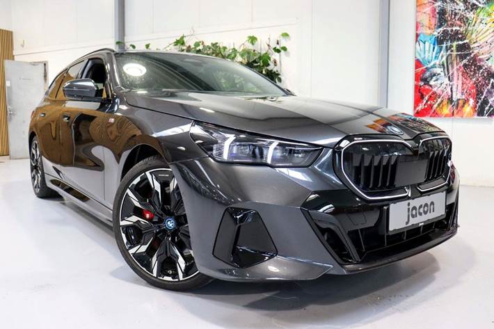 Grå BMW i5 fra 2024