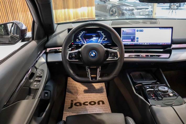 Grå BMW i5 fra 2024