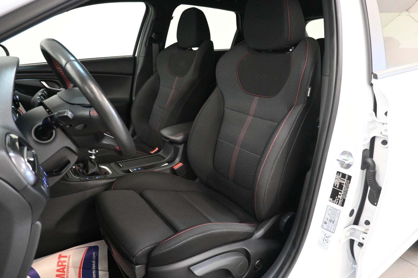 Hvid Hyundai i30 fra 2023