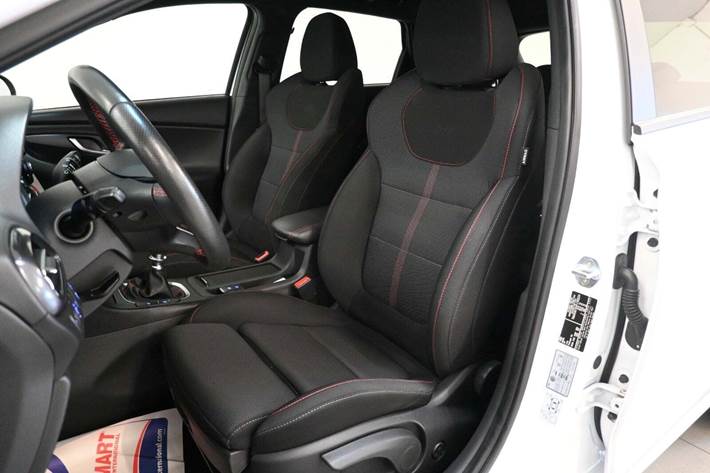 Hvid Hyundai i30 fra 2023