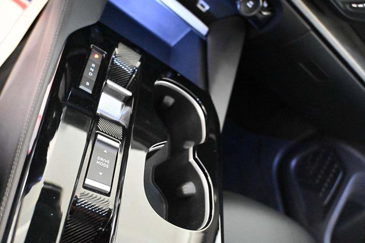 Grå Citroën C5 X fra 2022 set indefra