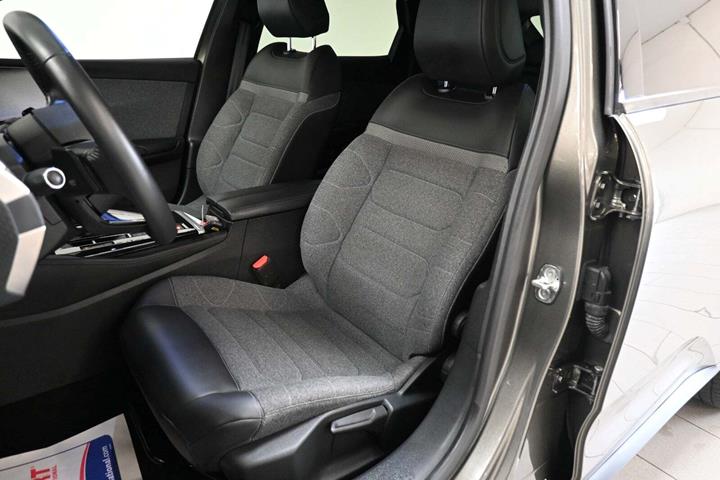 Grå Citroën C5 X fra 2022 set indefra