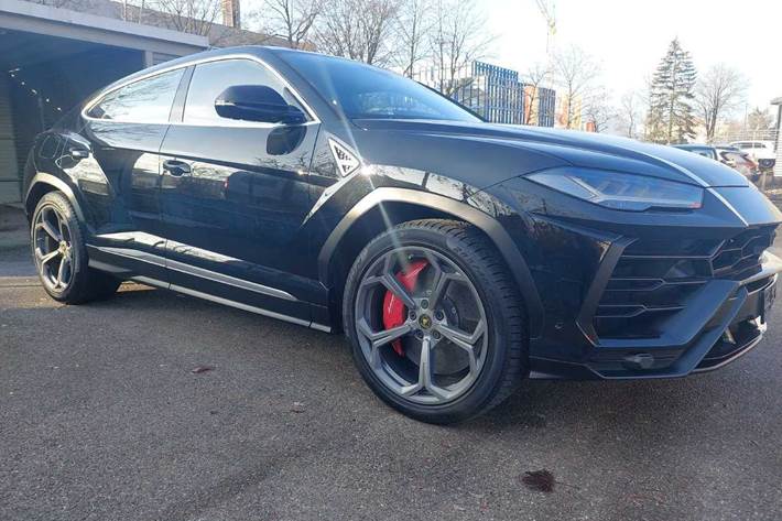 Sort Lamborghini Urus fra 2023