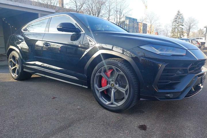 Sort Lamborghini Urus fra 2023