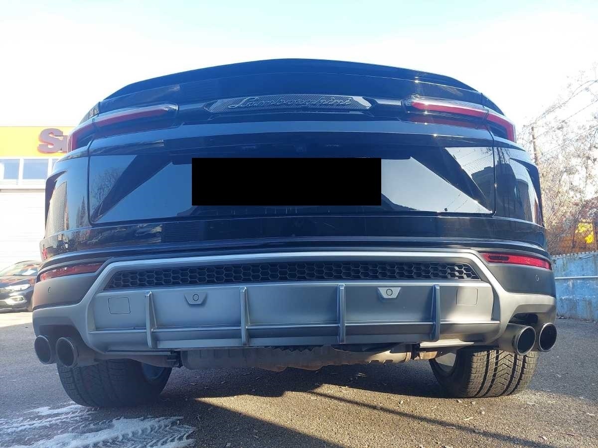 Sort Lamborghini Urus fra 2023