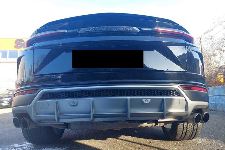 Sort Lamborghini Urus fra 2023