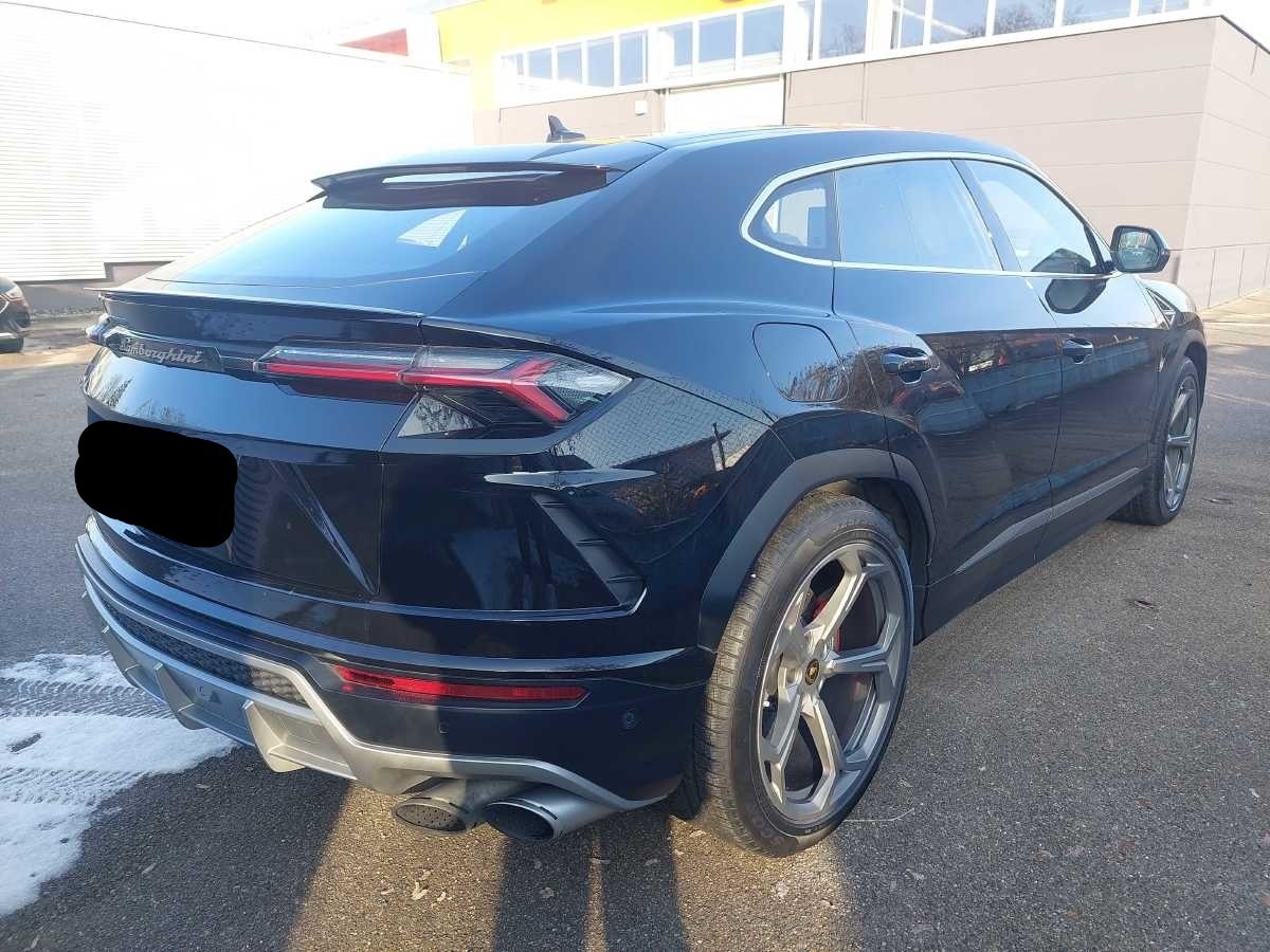 Sort Lamborghini Urus fra 2023