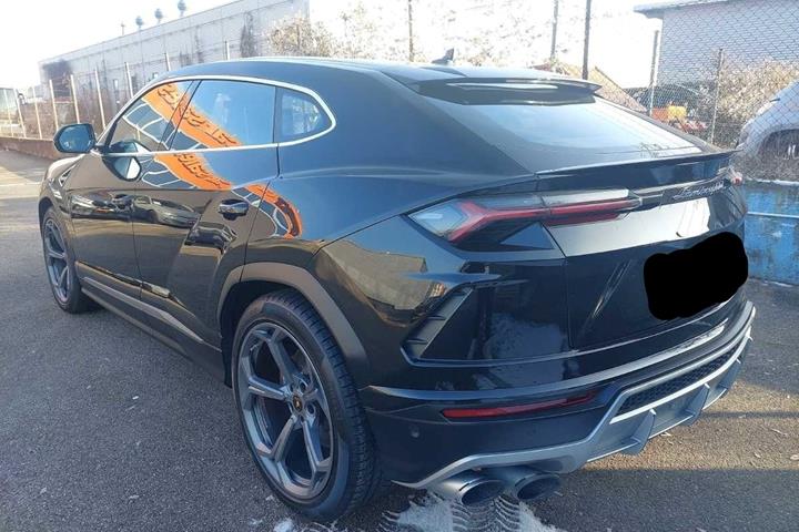Sort Lamborghini Urus fra 2023