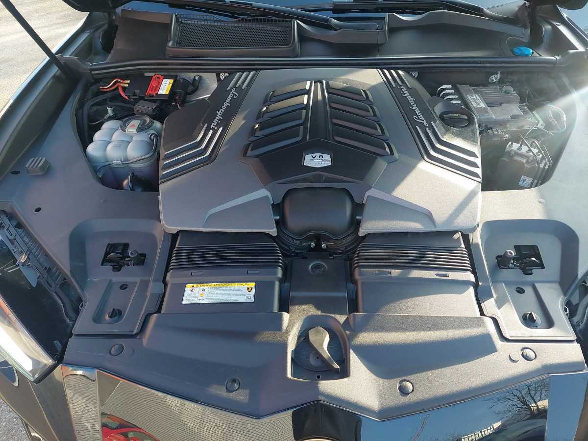 Sort Lamborghini Urus fra 2023