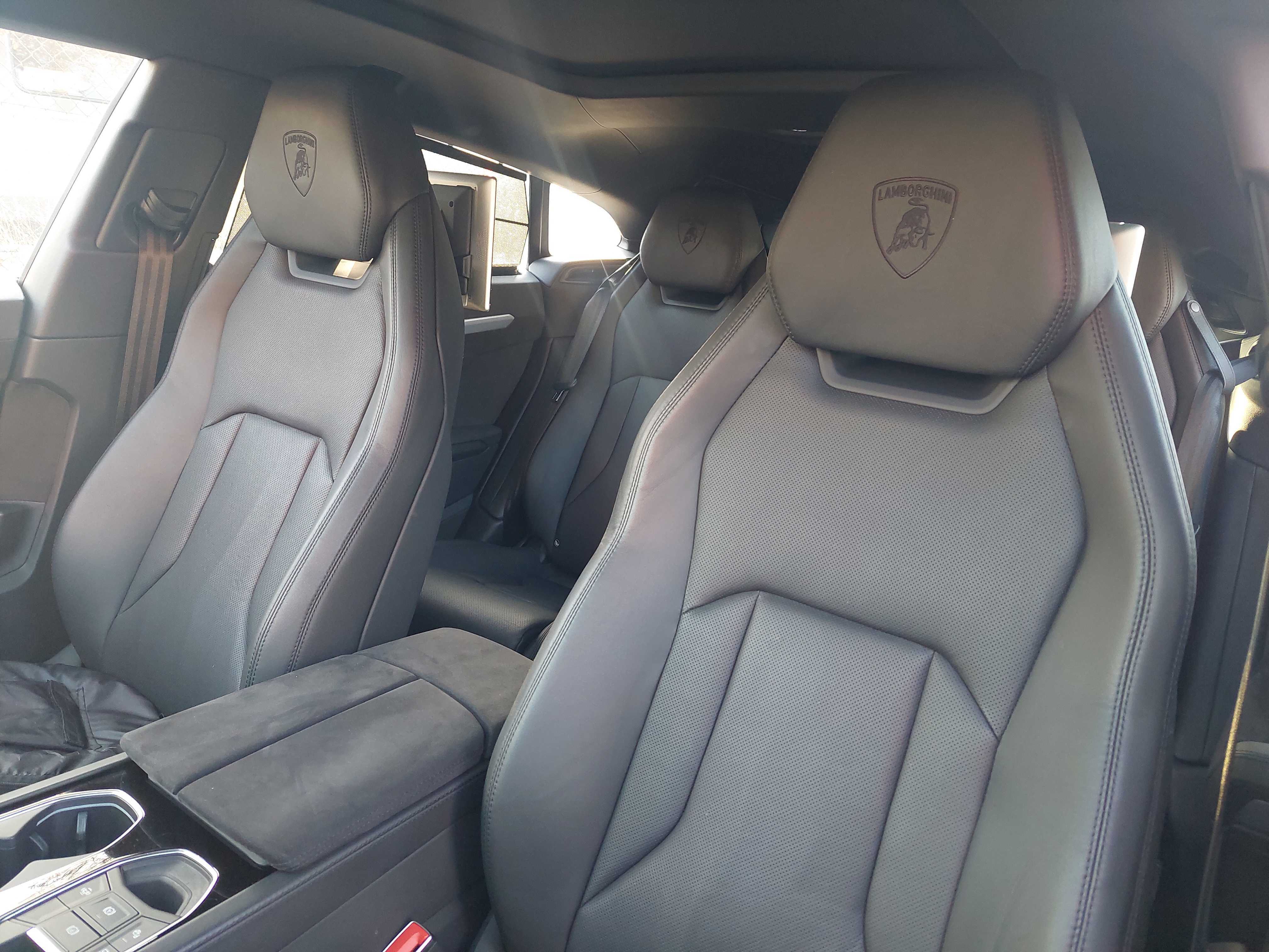 Sort Lamborghini Urus fra 2023