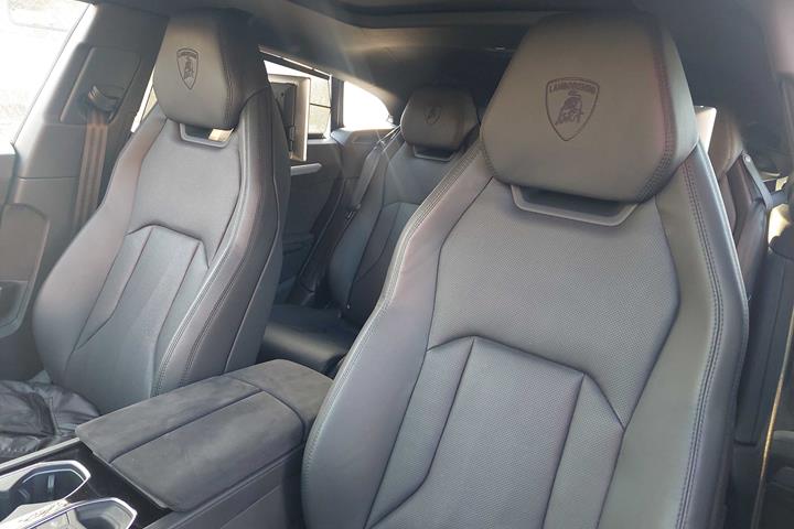 Sort Lamborghini Urus fra 2023