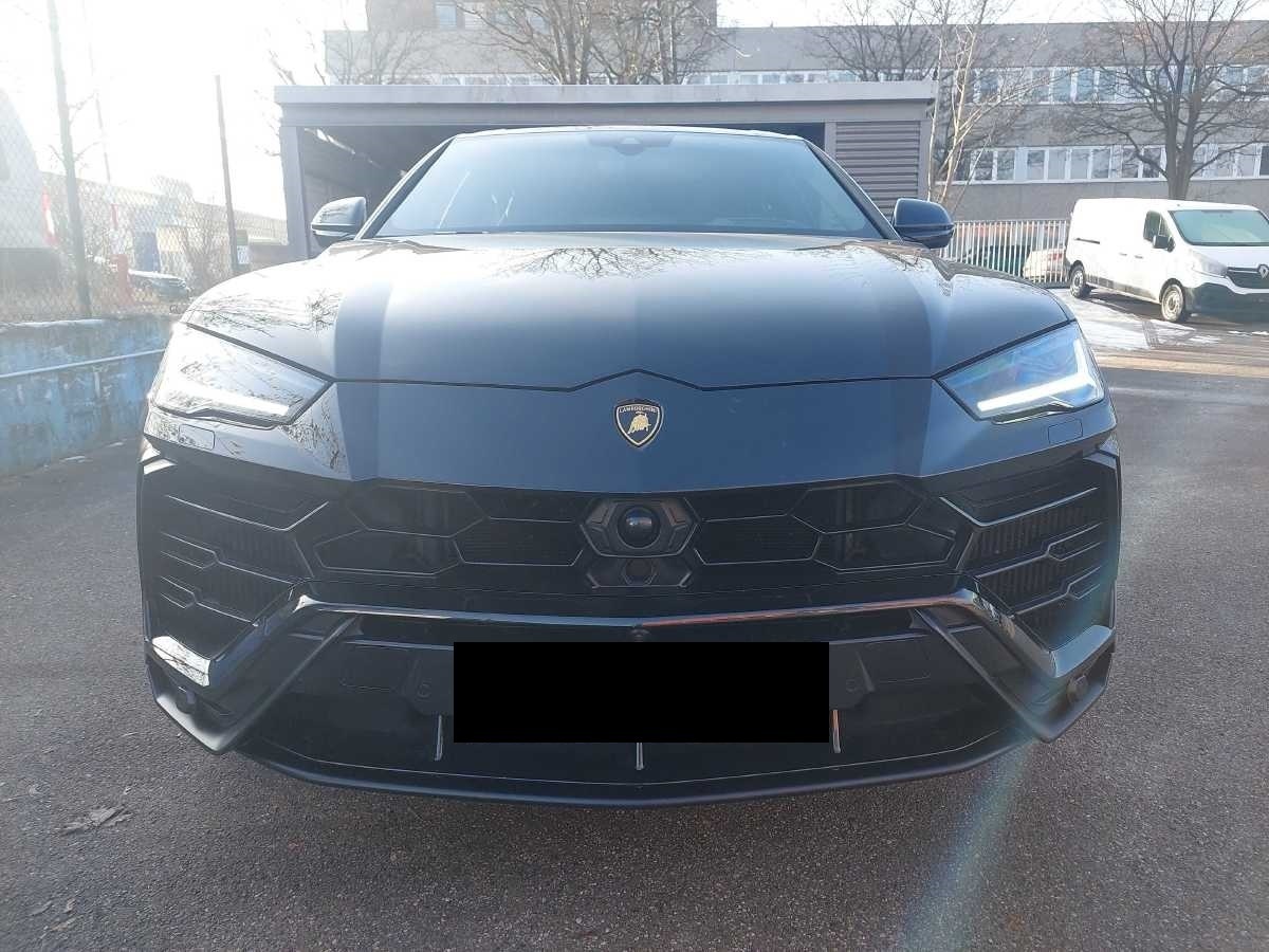 Sort Lamborghini Urus fra 2023