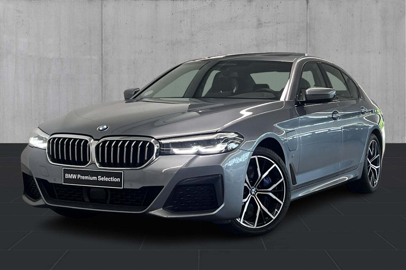 Grå BMW 545e fra 2021 set udefra