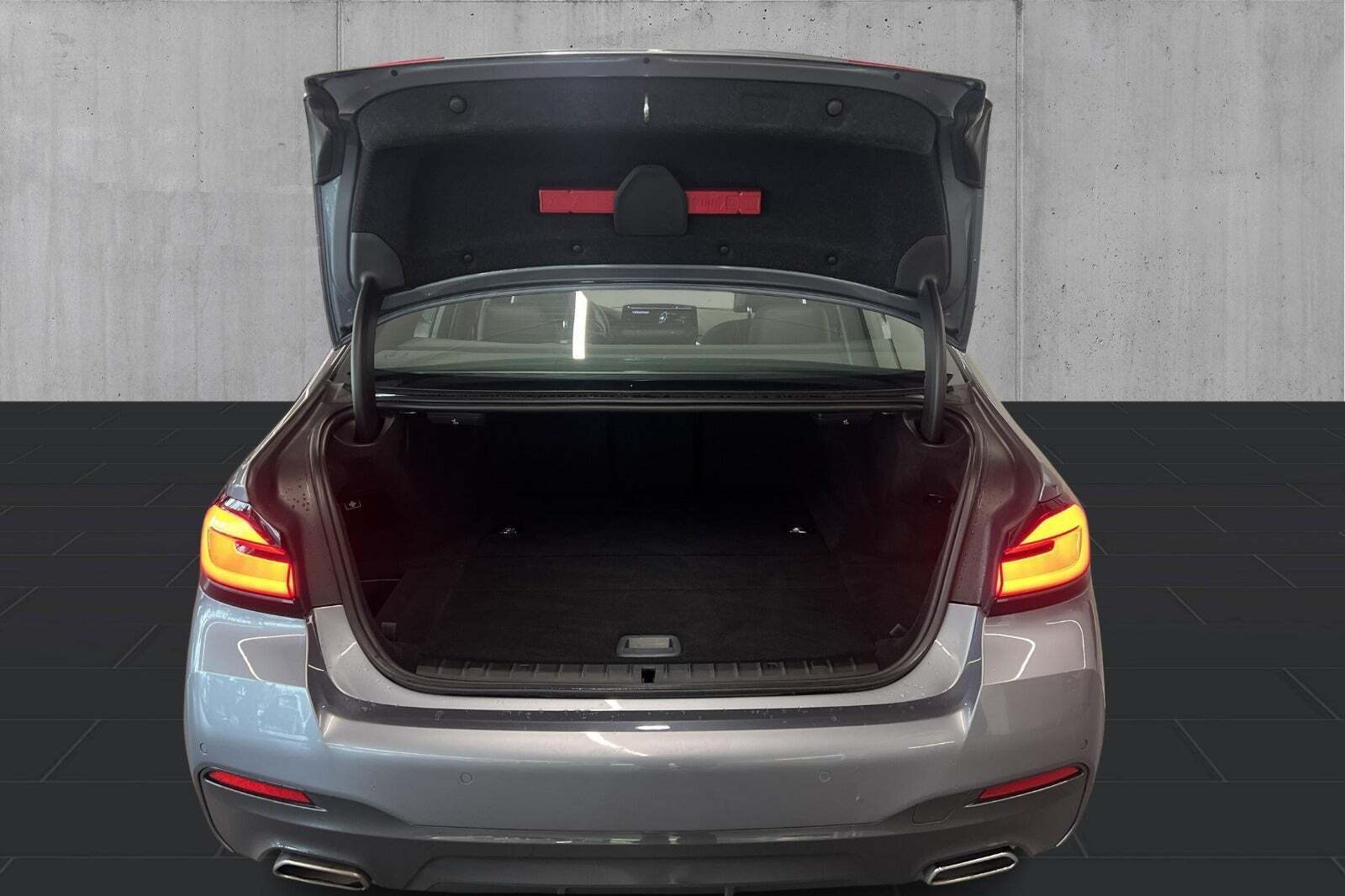 Grå BMW 545e fra 2021 set udefra